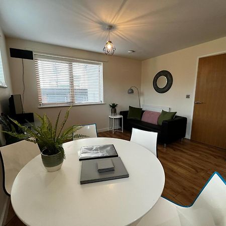 Three Bedroom Townhouse With Parking Telford Exterior foto
