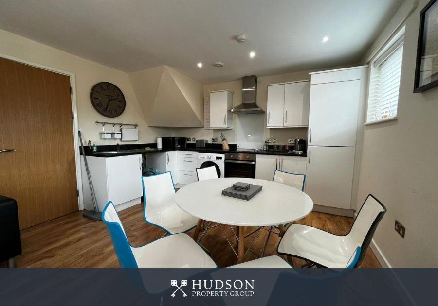 Three Bedroom Townhouse With Parking Telford Exterior foto