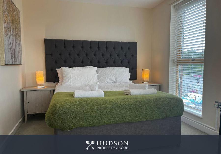 Three Bedroom Townhouse With Parking Telford Exterior foto